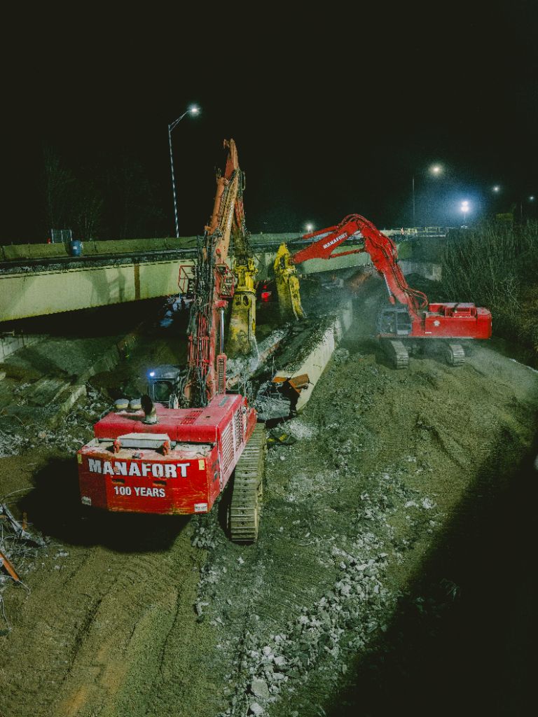 Night bridge demolition with Manafort excavators
